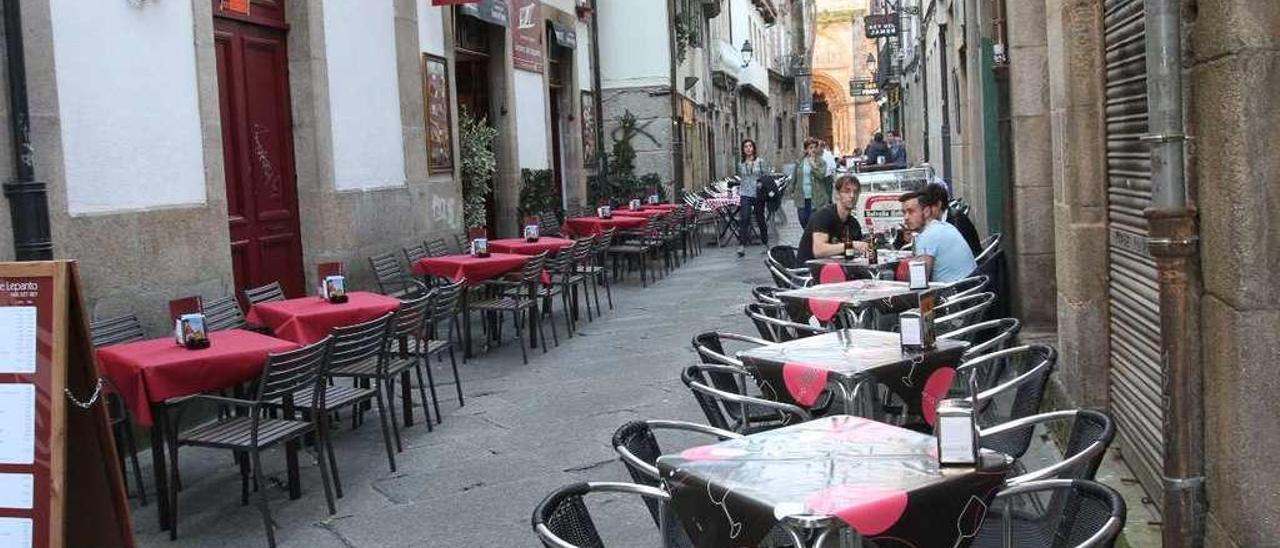 Instalación de terrazas en una de las calles del casco histórico, en la zona de vinos. // Iñaki Osorio