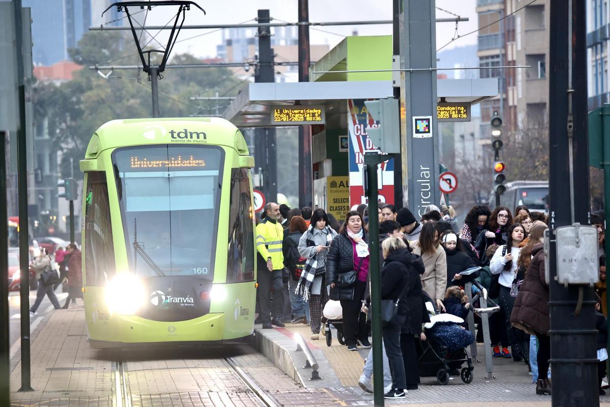 Numerosos usuarios esperan a primera hora de la mañana entrar al Tranvía de Murcia.
