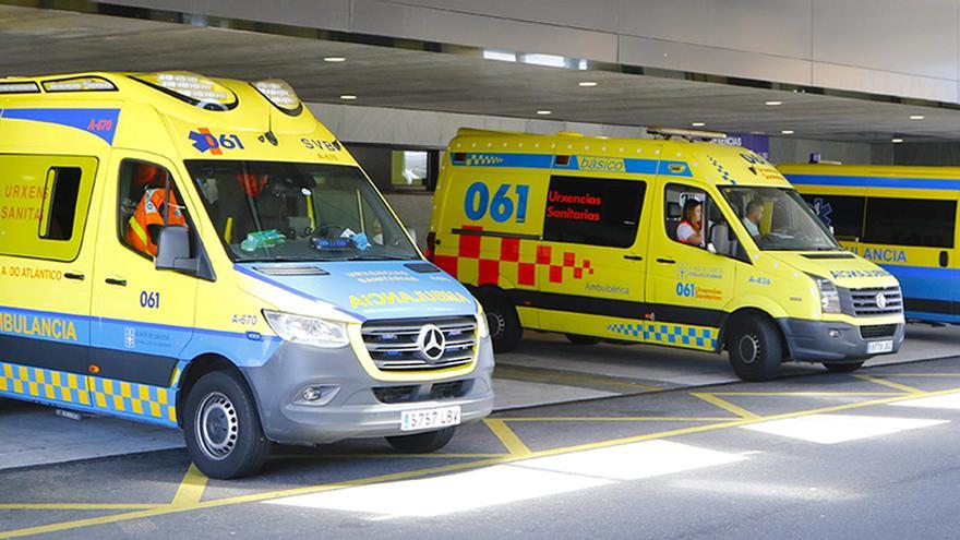 Ambulancias en la entrada de las Urgencias del Álvaro Cunqueiro.