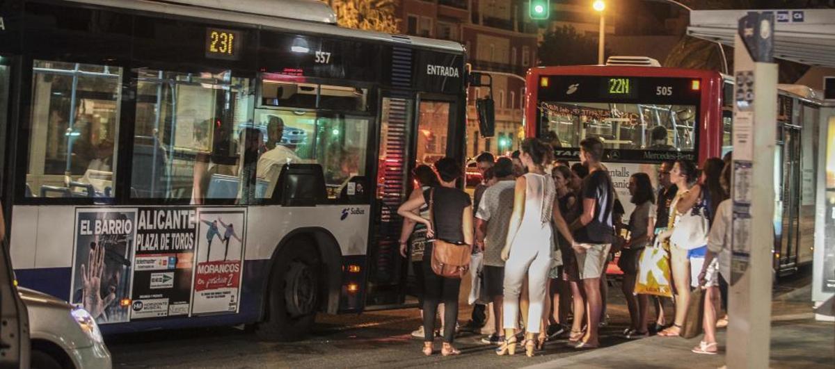 Varias personas esperan la llegada de los autobuses nocturnos en la Puerta del Mar, en imagen de archivo.
