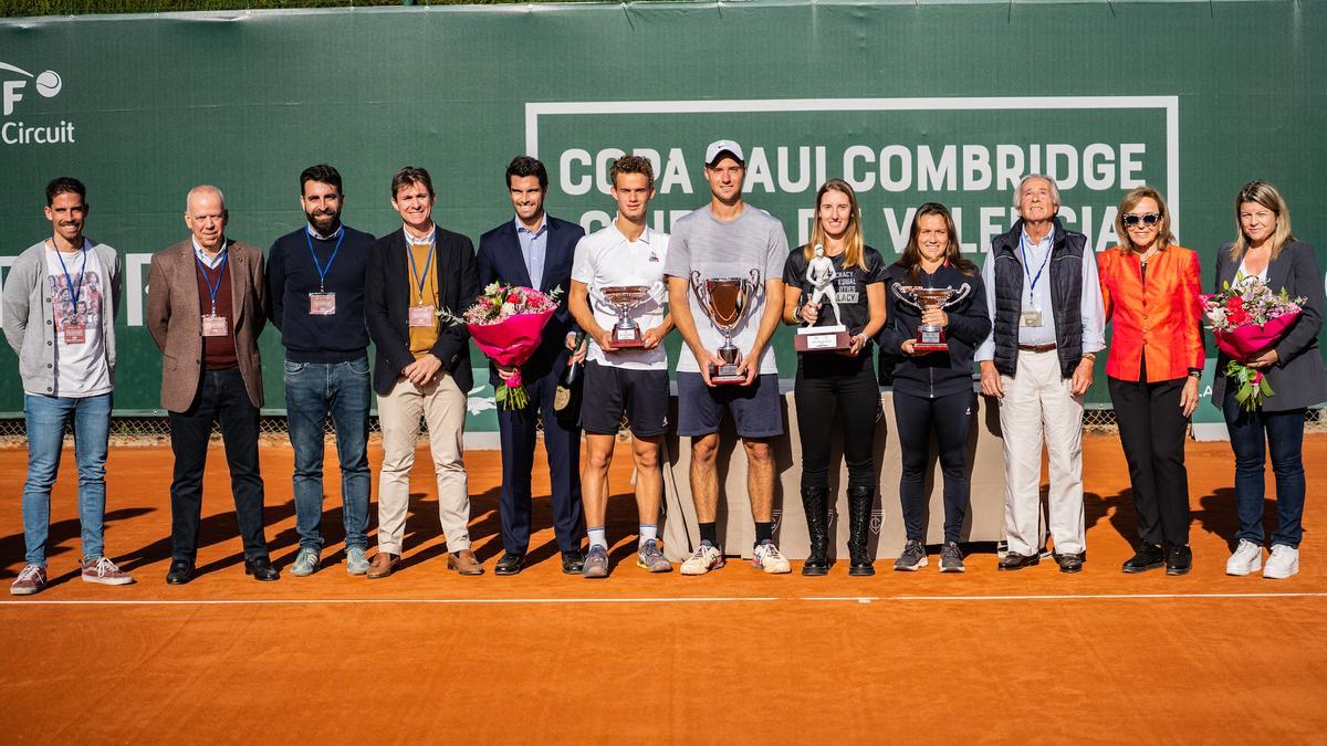 foto final de autoridades y finalistas en la entrega de trofeos