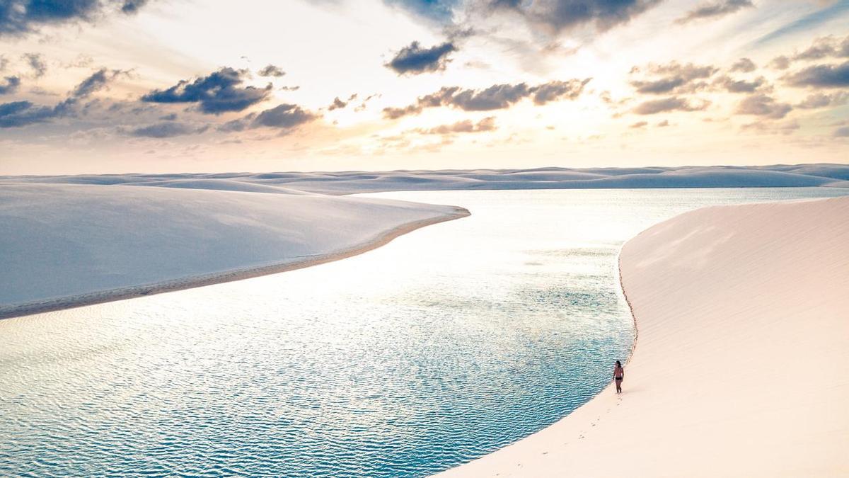 El agua de lluvia atrapada en las dunas da pie a paisages indescriptibles