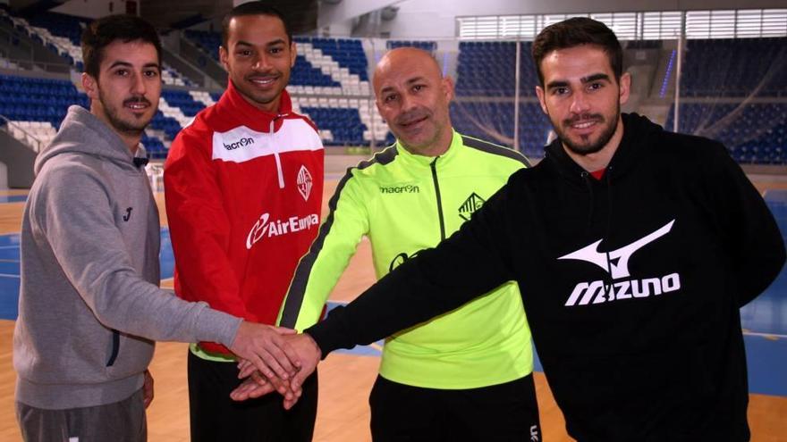 El técnico Juanito junto a Joselito, Attos y Chicho en el Palau d´Esports de Son Moix.