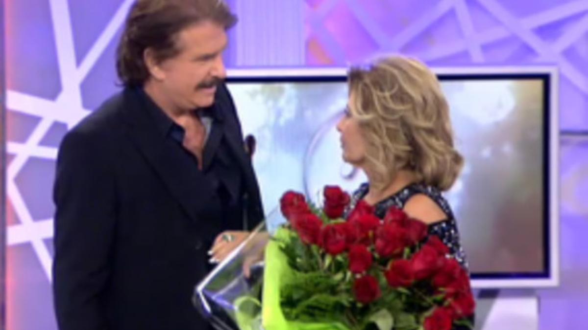 Bigote Arrocet le entrega un ramo de rosas a María Teresa Campos