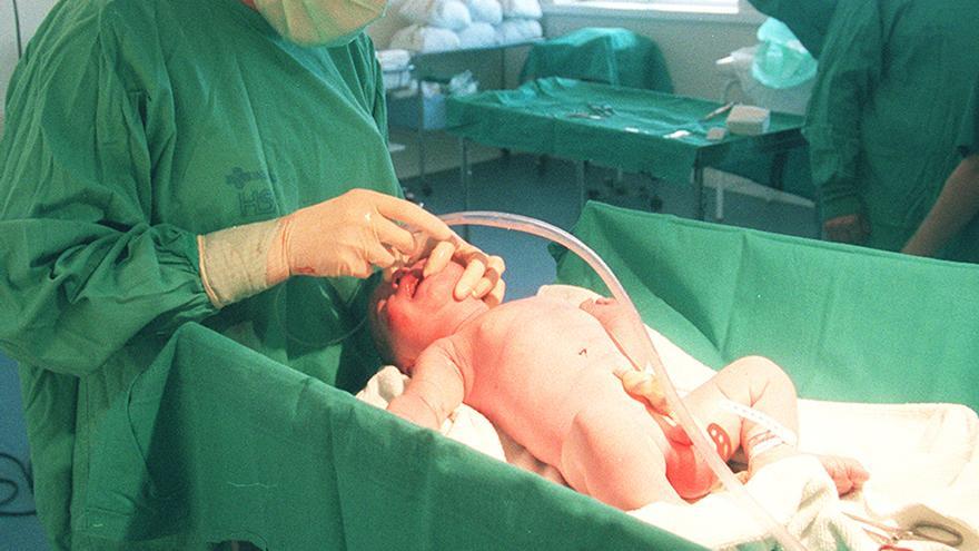 Un bebé recién nacido en un hospital.