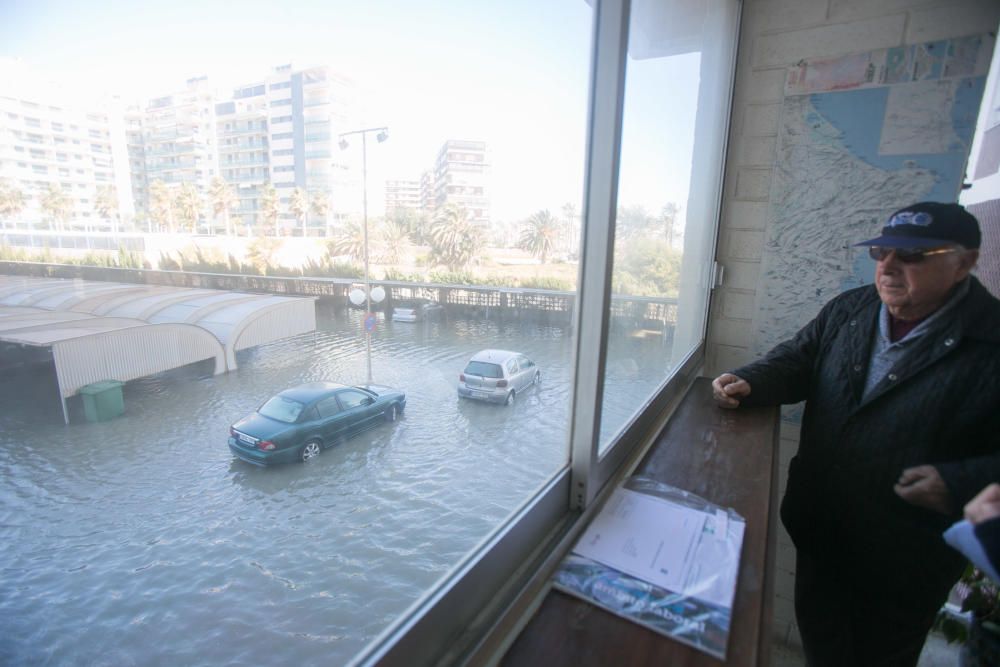 Tres edificios de la playa de San Juan siguen anegados y 120 viviendas sin luz ni agua