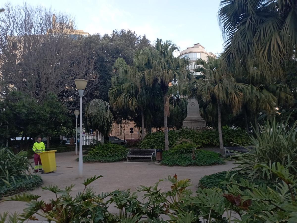 El monumento al Comandante Benítez, detrás de las kentias.