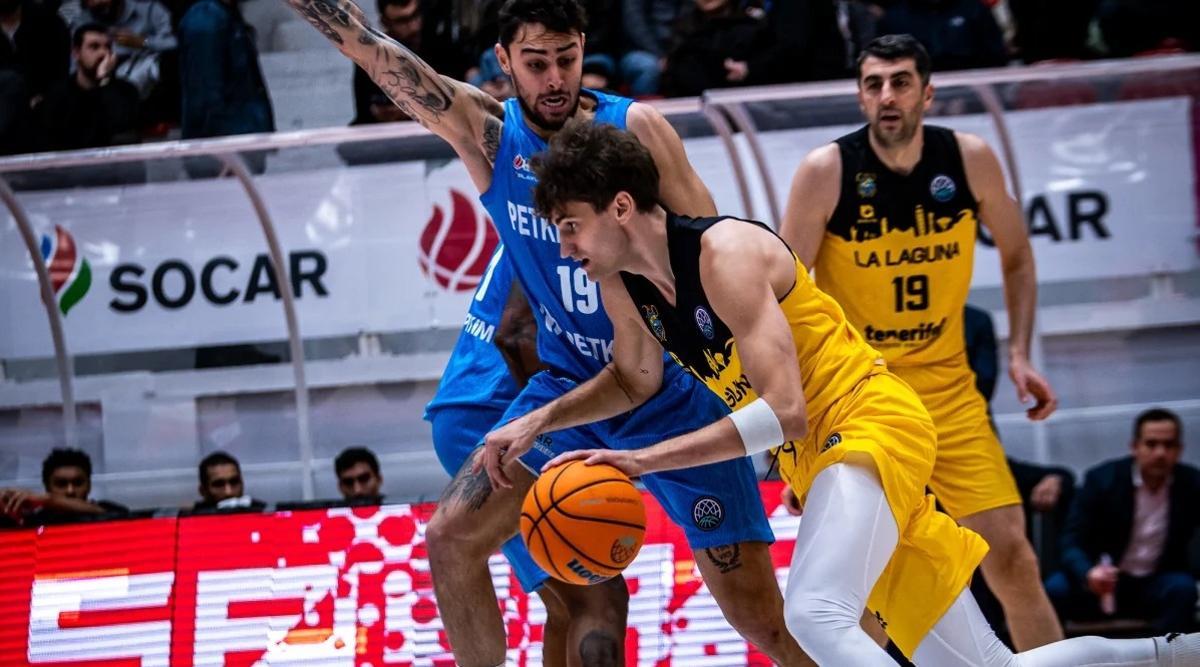 Henry Drell penetra a canasta en una acción ante el Petkimspor.