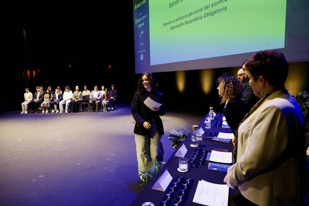 Entrega de los "Premios extraordinarios" de Educación en el teatro de la Laboral