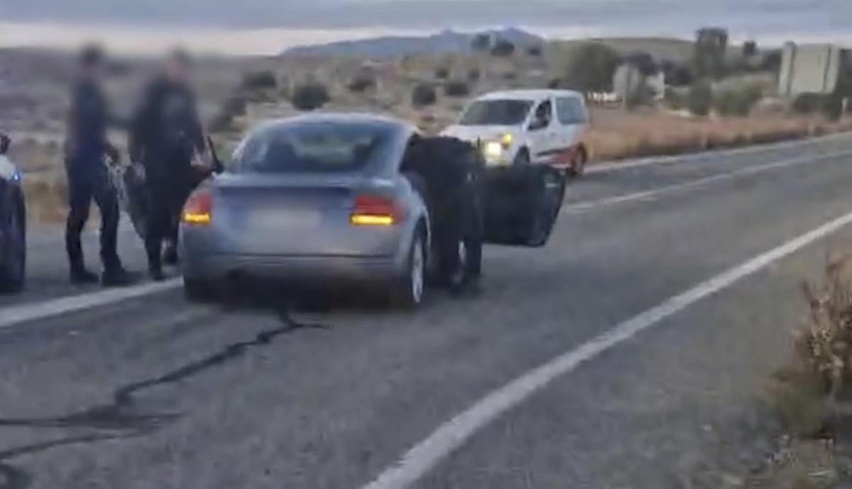 Momento de la detención del conductor por los agentes de la Policía Nacional