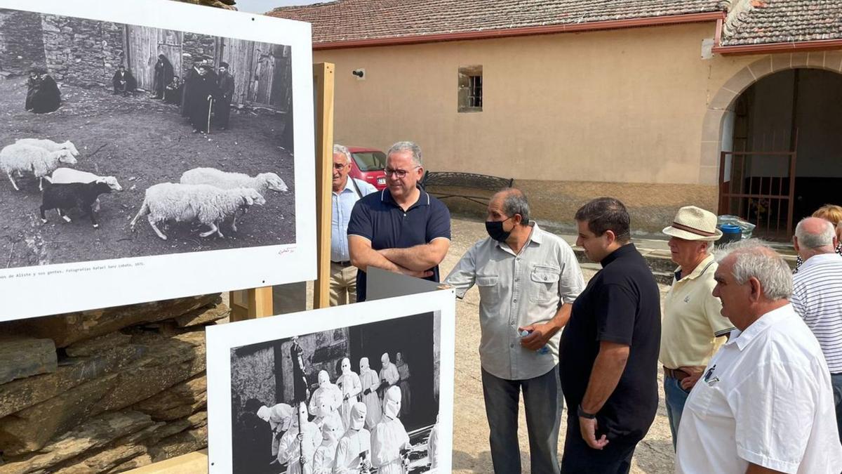 Distintos momentos de la inauguración de la muestra callejera en Bercianos de Aliste | Ch. S.