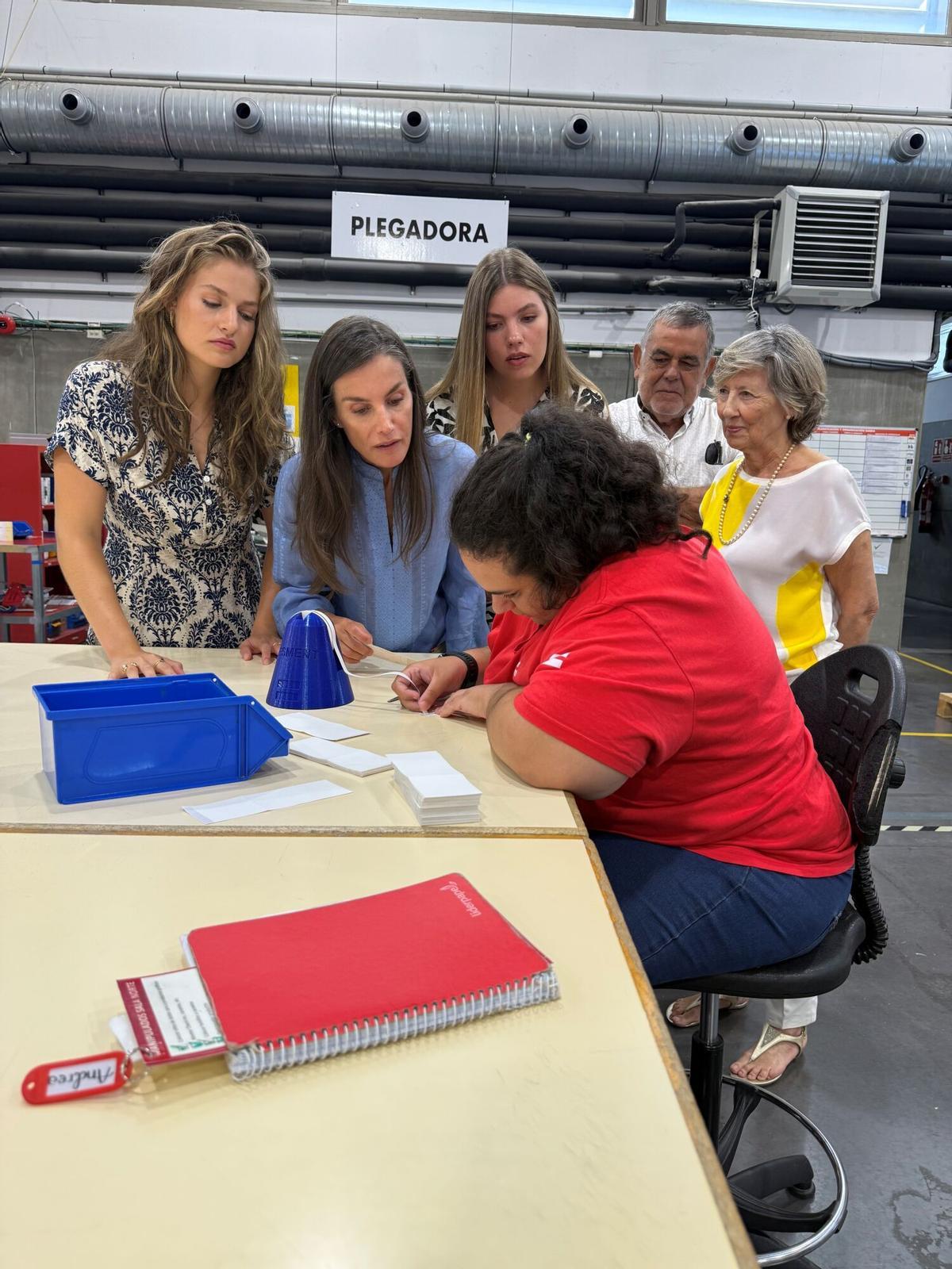 La Reina Letizia, la Princesa Leonor y la Infanta Sofía visitan por sorpresa la Casa Esment La Reina Letizia, la Princesa Leonor y la Infanta Sofía visitan por sorpresa la Casa Esment