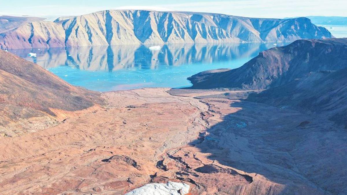 Panorámica tomada desde arriba de Sydgletscher mirando hacia el fiordo Bowdoin, en Qaanaaq, noroeste de Groenlandia