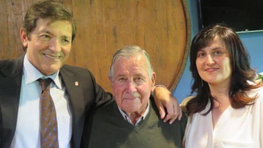 Emilio Martínez, en el centro, con Javier Fernández y Amelia Fernández.