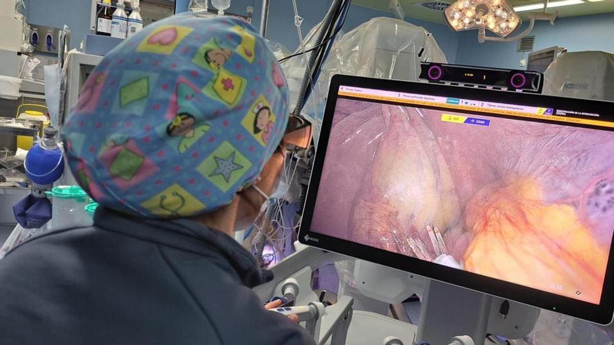 El cirujano controla los brazos del robot y realiza el seguimiento por una pantalla.