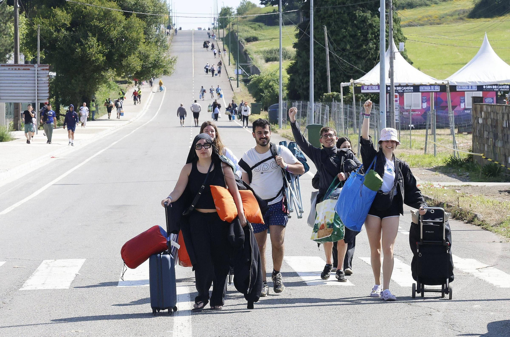Vuelta a la realidad, paso a paso y mochila a cuestas: los campistas abandonan el Monte do Gozo