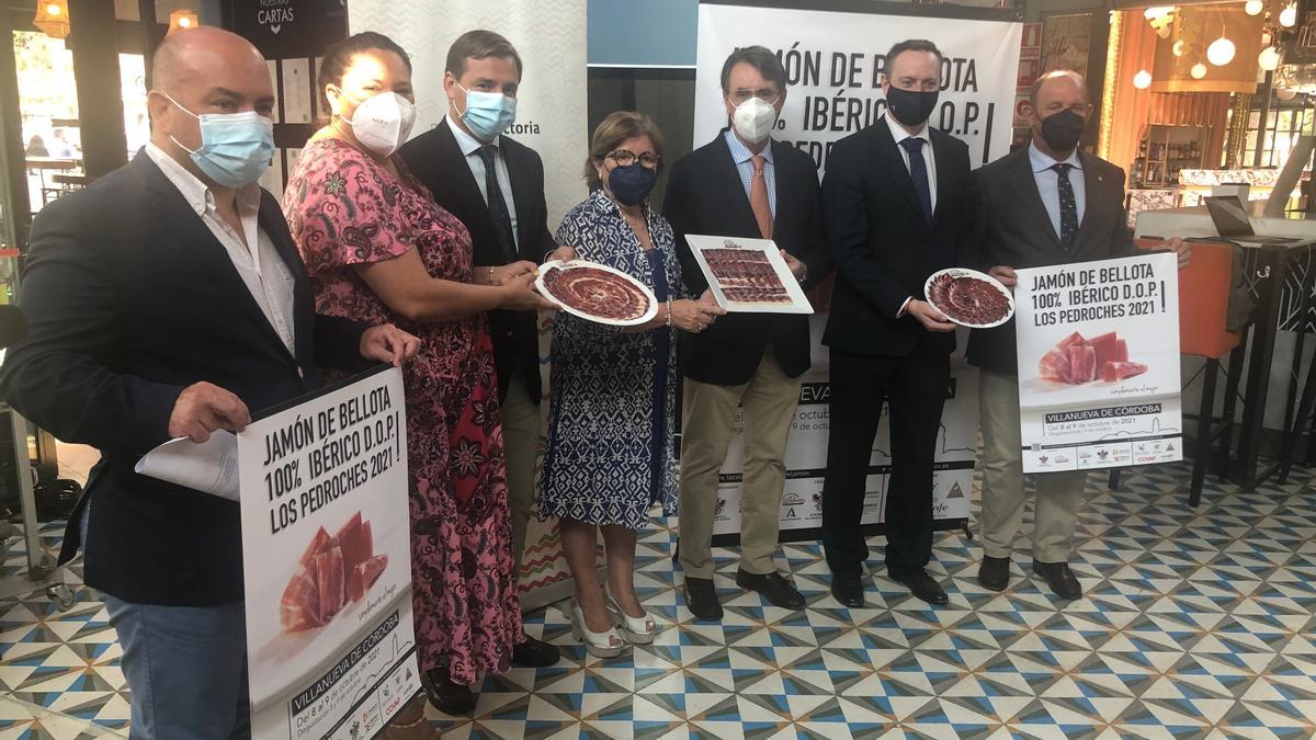 Un momento de la presentación de las actividades de promoción del jamón ibérico de Los Pedroches, este jueves en el Mercado Victoria.