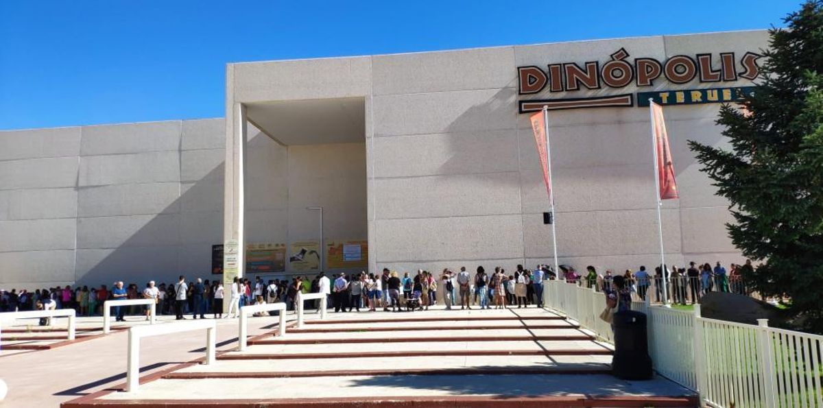 La cola a las puertas de Dinópolis.