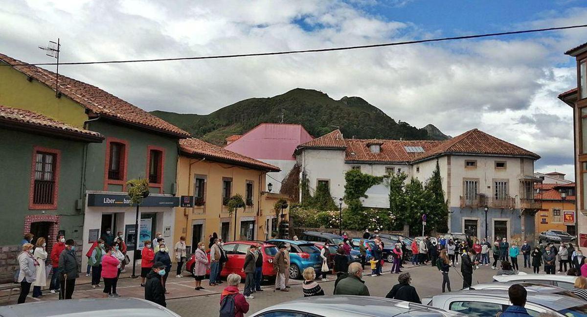 Vecinos concentrados, ayer, en la plaza de Laverde Ruiz de Nueva de Llanes.