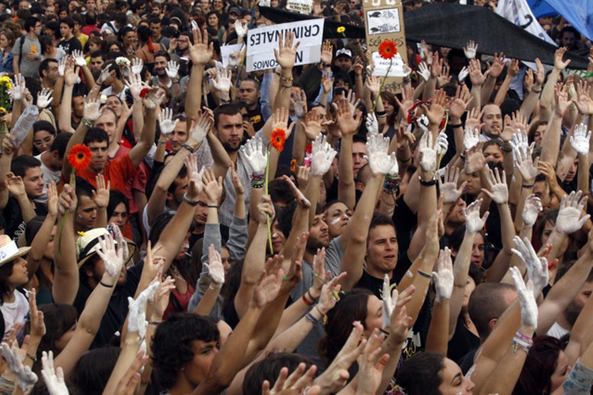 El desallotjament de la plaça de Catalunya, vist per Julio Carbó.