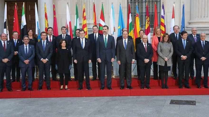 Foto de familia de los líderes autonómicos con el rey y el presidente y la vicepresidenta del Gobierno, Mariano Rajoy y Sáenz de Santamaría.