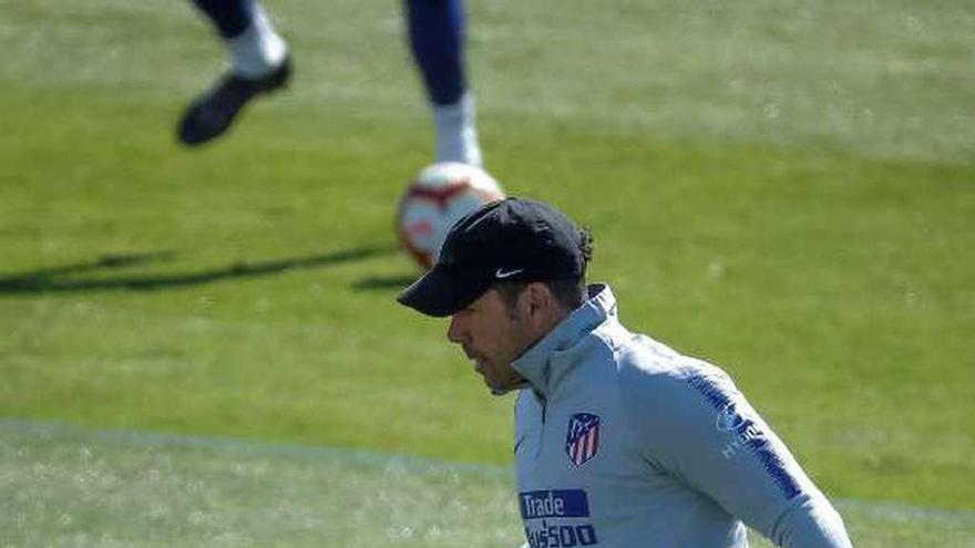 Simeone, durante el entrenamiento de ayer. // Efe