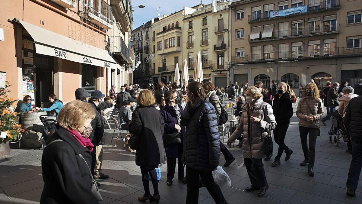 Gent passejant per la plaça Major de Manresa