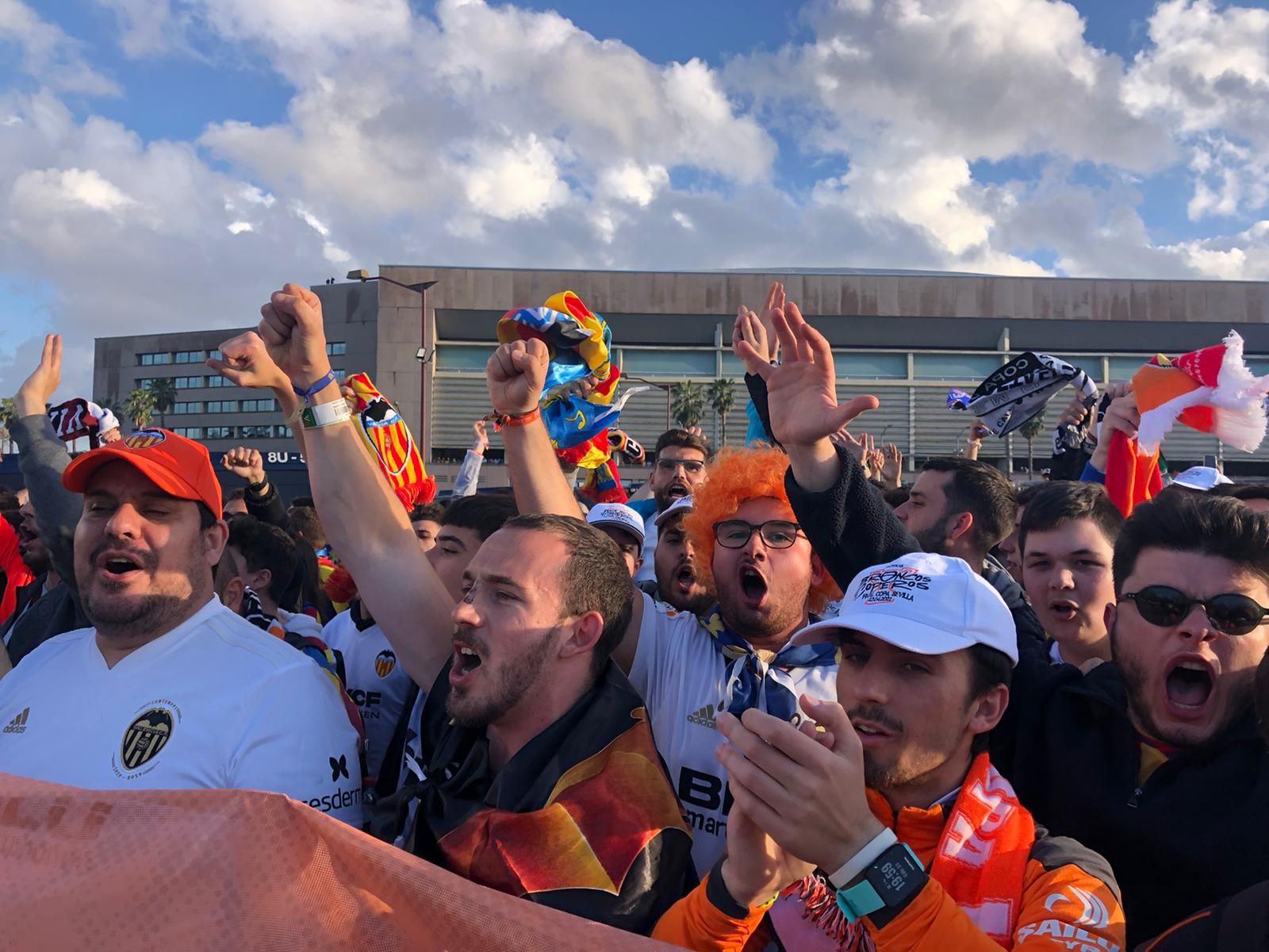 La afición valencianista recibe a su equipo en el estadio de La Cartuja en Sevilla