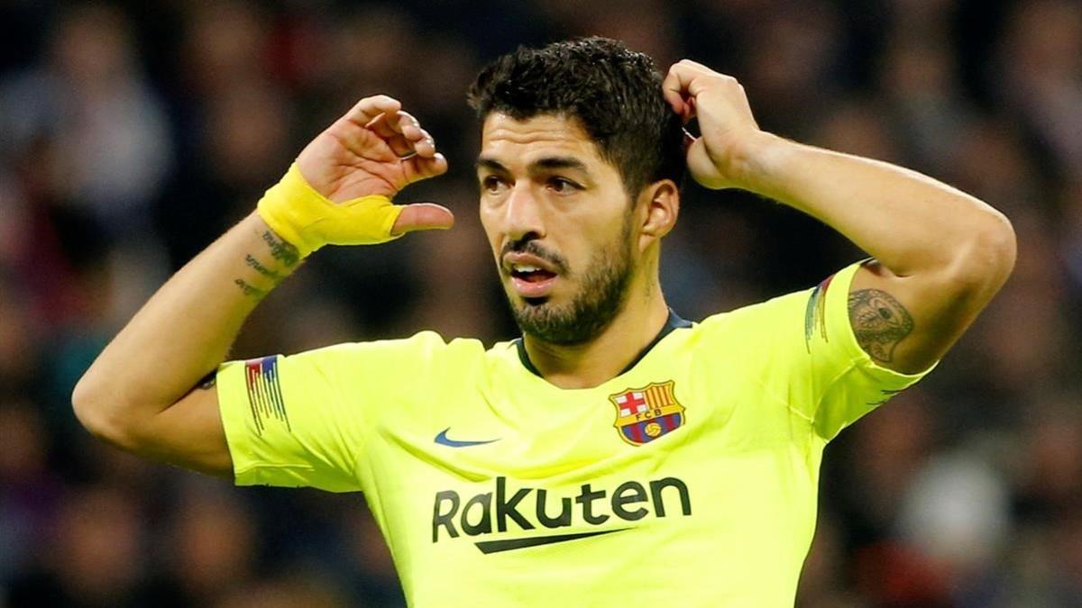 Suárez se desespera en una jugada en campo del Lyon.