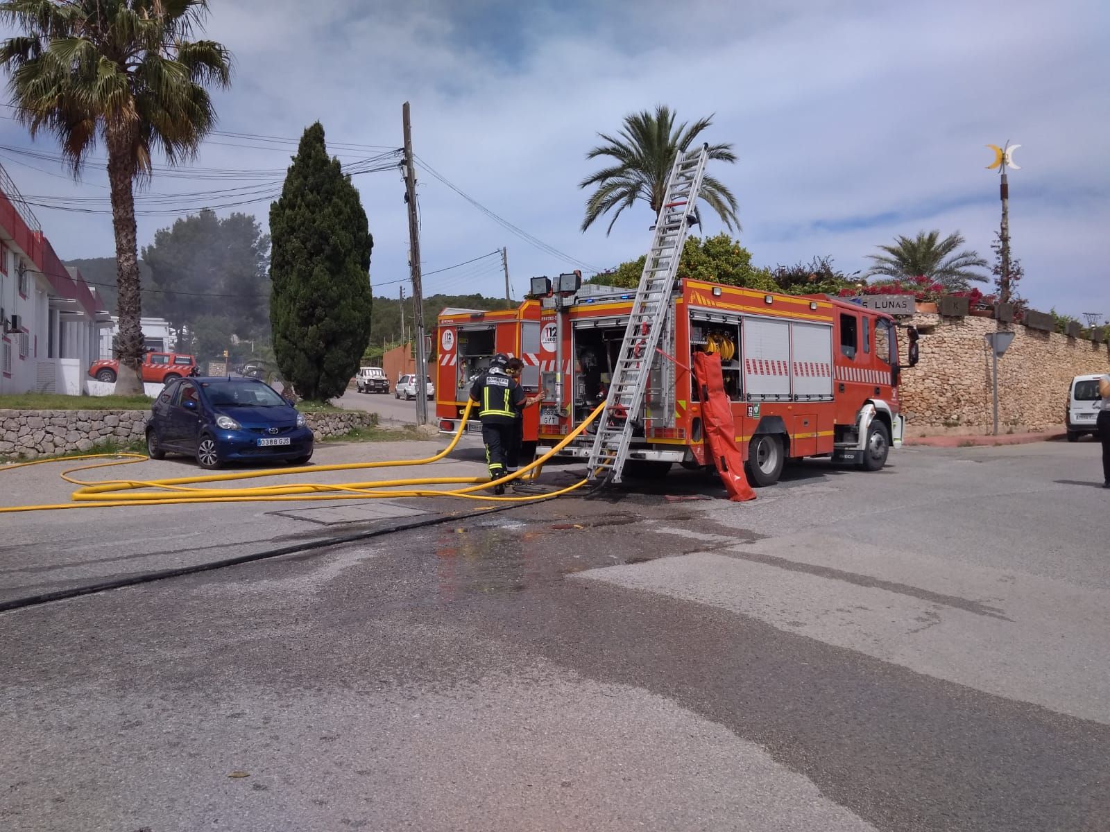 Arde un camión de la basura mientras recogía los residuos de papel en Ibiza