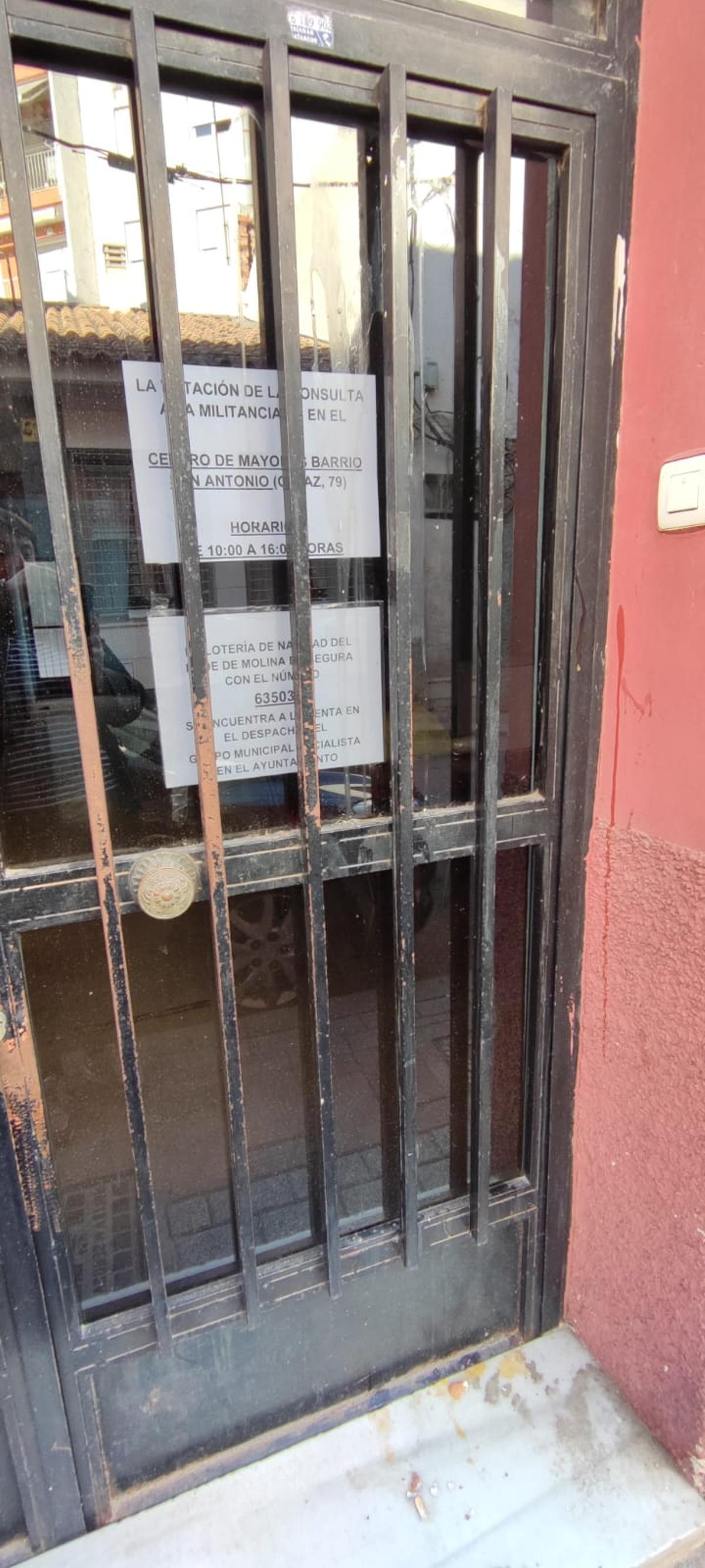 Portal de la sede del PSOE de Molina de Segura tras los ataques.