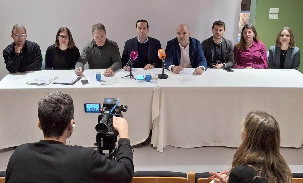 El alcalde, en el centro, y los concejales del equipo de gobierno