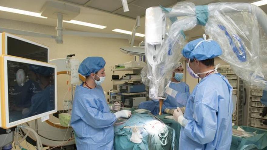 Una operació amb la nova tècnica a l&#039;Hospital Universitari de Bellvitge.