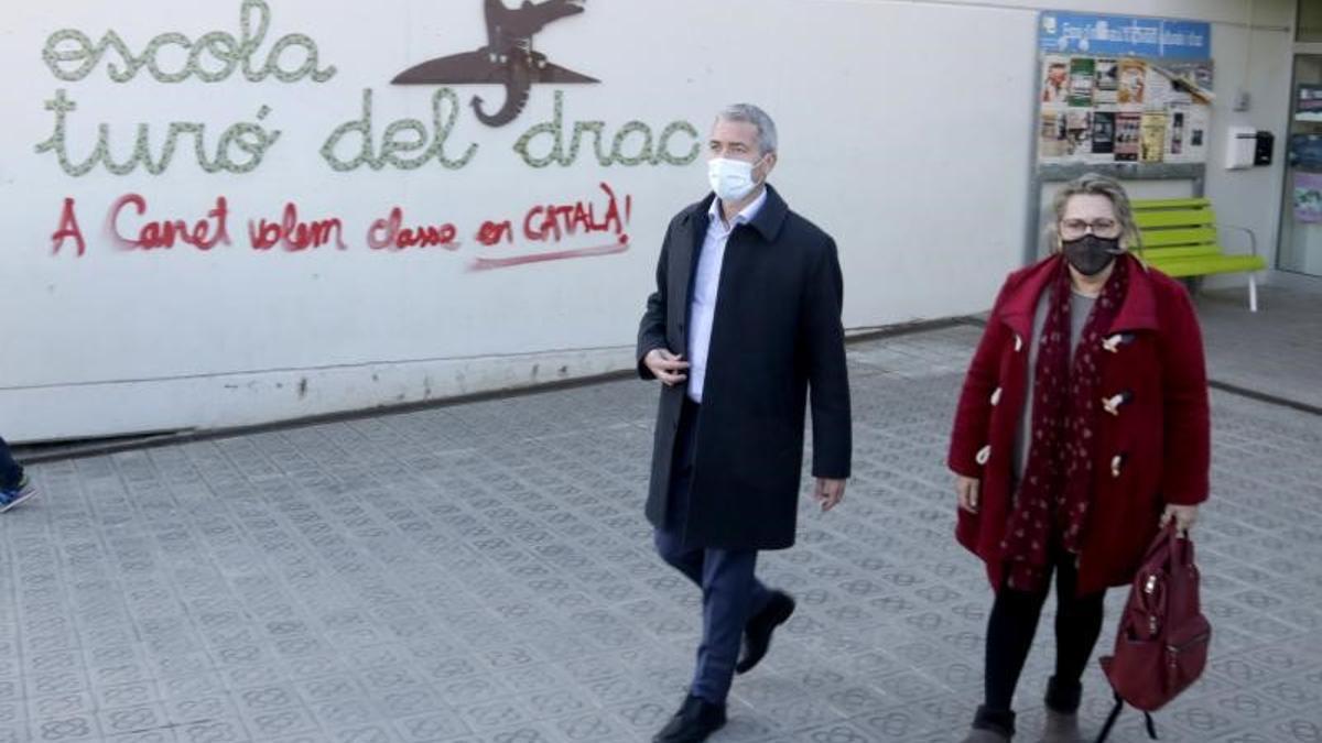 El 'conseller' d'Educació, Josep Gonzàlez-Cambray, con la alcaldesa de Canet de Mar, Blanca Arbell, a la salida de la escuela Turó del Drac, el pasado 9 de diciembre de 2021.