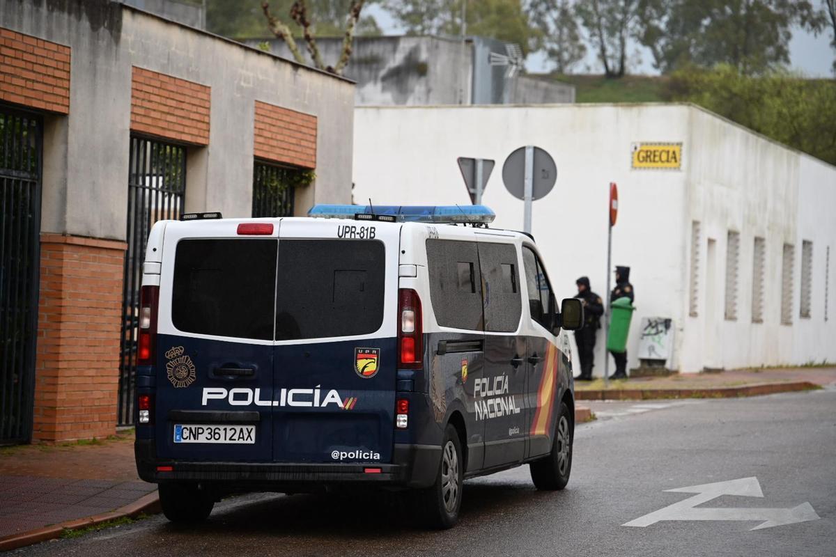 La Policía Nacional en la calle Grecia, hoy, en Badajoz