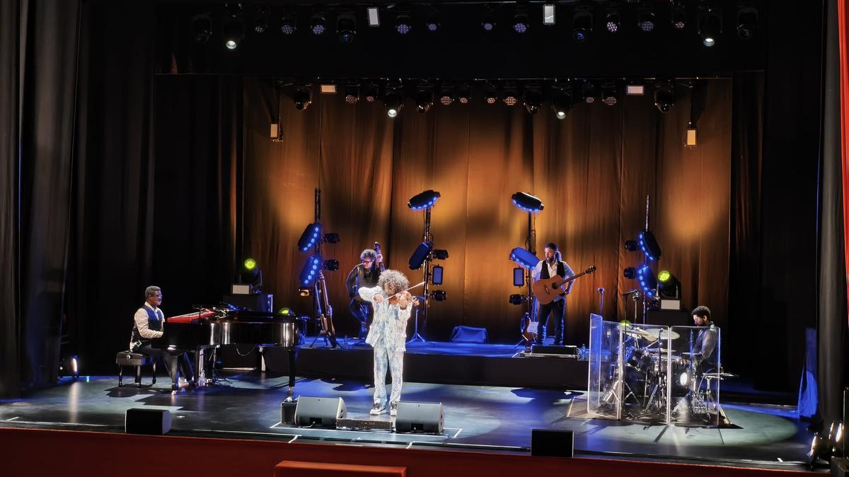 Ara Malikian, durante su actuación en el palacio de congresos de Plasencia.