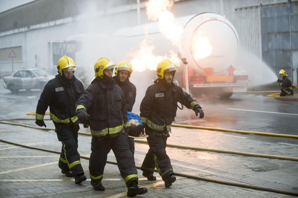 Bomberos y personal de los equipos de emergencias ensayan cómo intervenir en caso de accidente con mercancías peligrosas