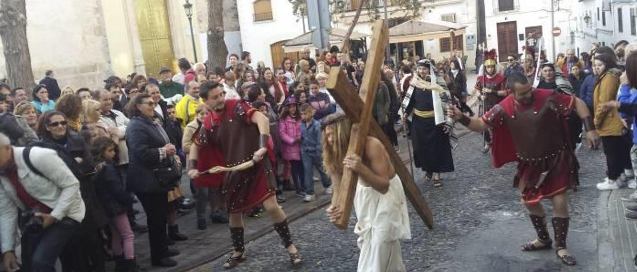 Oliva abre su Semana Santa con una masiva «Passió»