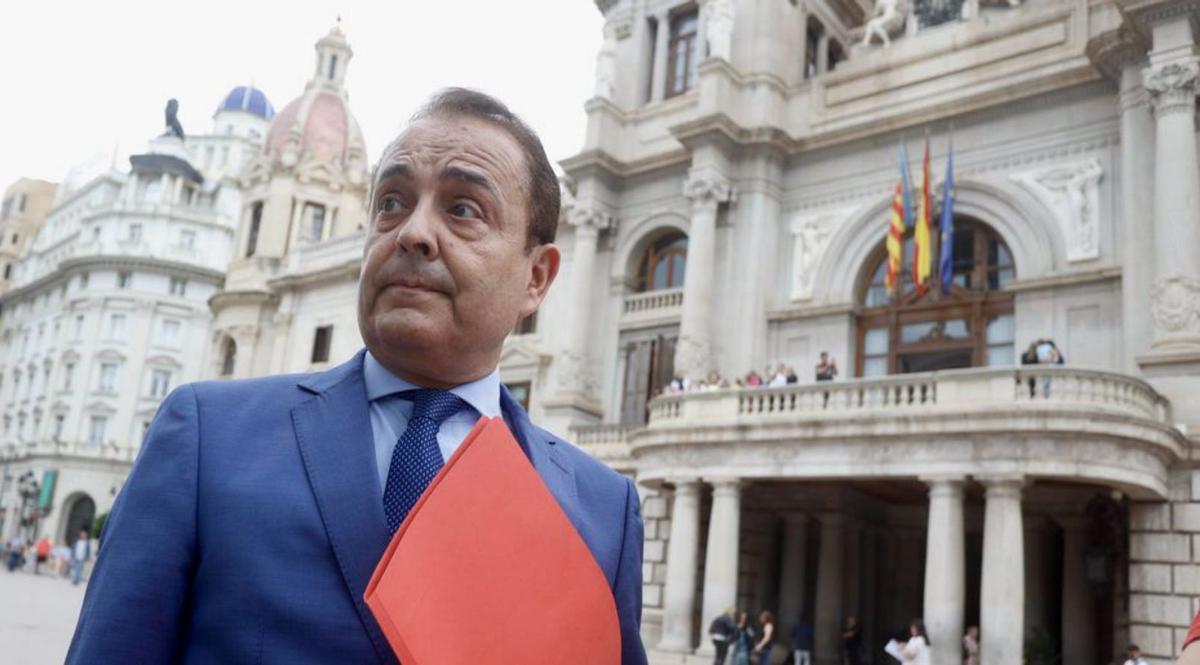 Miguel Zorío, durante su llegada ayer al Ayuntamiento de València. | J. M. LÓPEZ