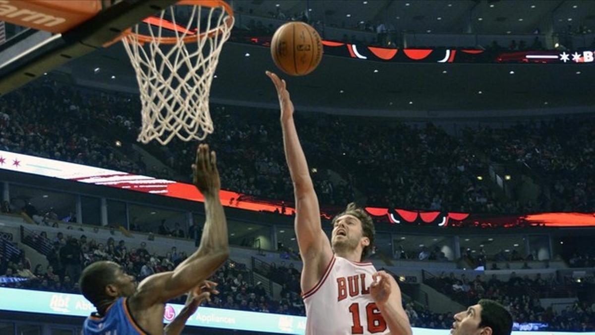 rpascualchicago bulls forward pau gasol  16  is defended b150306103316