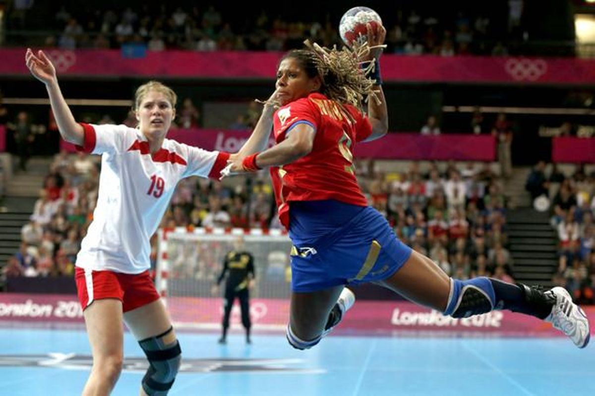 La jugadora de la selecció espanyola Marta Mangué intenta superar la jugadora de Dinamarca Line Jorgensen, en el partit de la fase de grups del torneig olímpic d’handbol.
