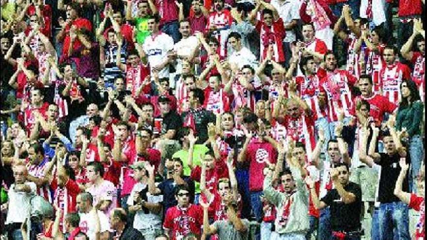 Aficionados del Sporting, en las gradas de El Molinón durante un partido con el Albacete.