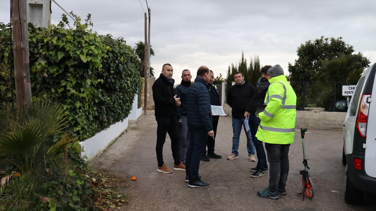 El regidor d'Agricultura i els tècnics en una de les zones rurals