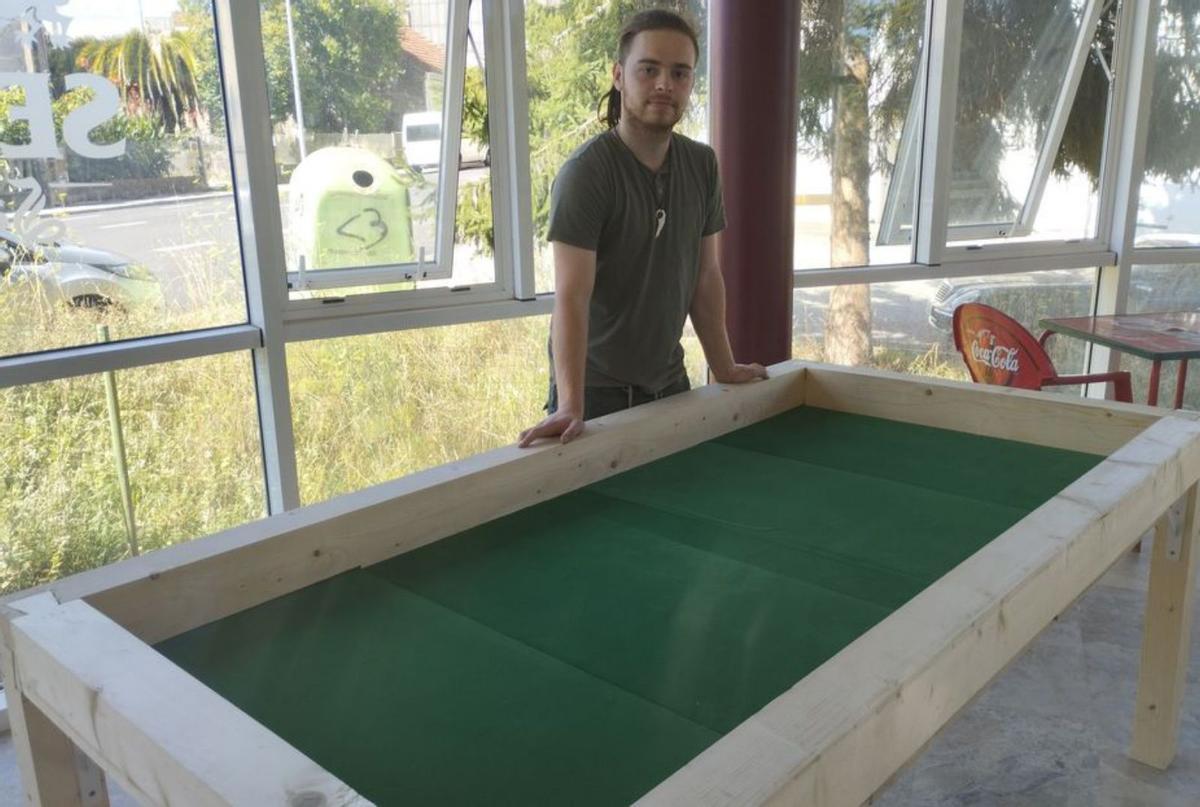 Daniel Godoy, con su avance de mesa para juegos.   | // L.D.