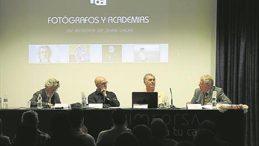 Fotógrafos reinvidican en una mesa redonda a Juan Vacas