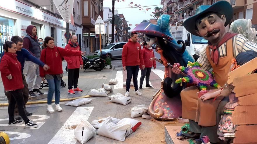 Una falla de Paiporta se ve obligada a terminar de plantar el monumento al negarse el artista