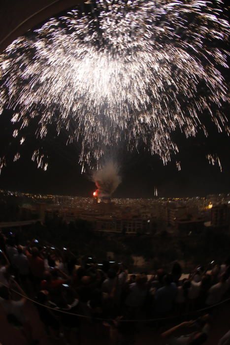 Una espléndida Palmera de la Virgen, que se abrió mucho, y las «cohetàs» salvan una Nit de l''Albà algo floja pese al aumento de material pirotécnico que el Ayuntamiento anunció que habían contratado.