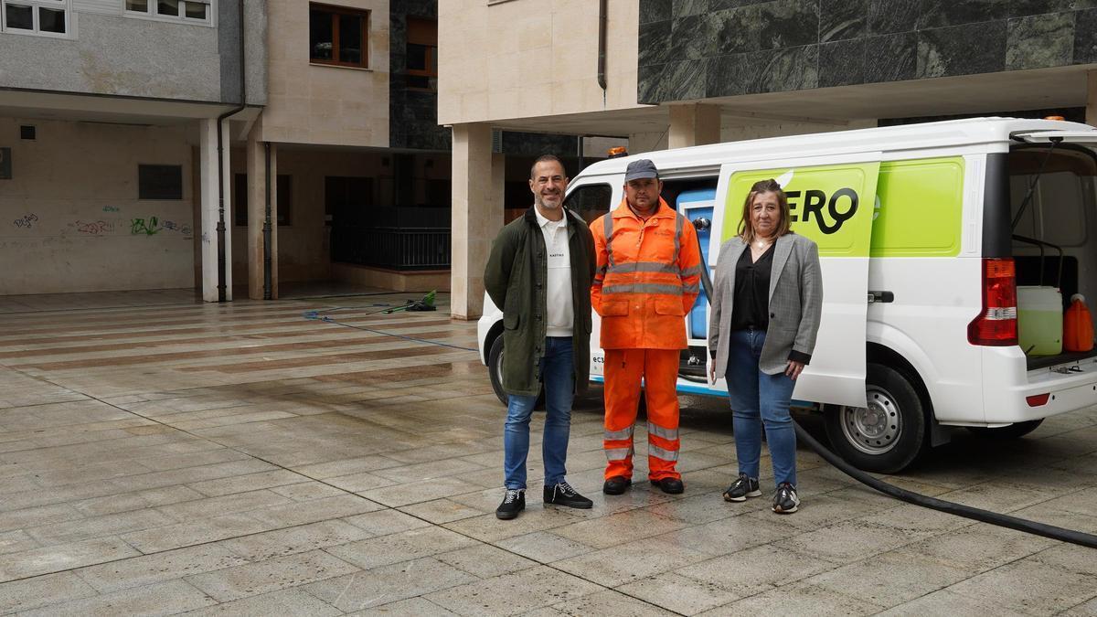 Ángel García y Sonia Lago flanquean a un operario durante la visita a las labores de limpieza en la plaza de la República.
