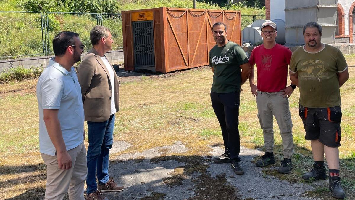 L'alcalde, a la izquierda, cola sala inmersiva al fondu.