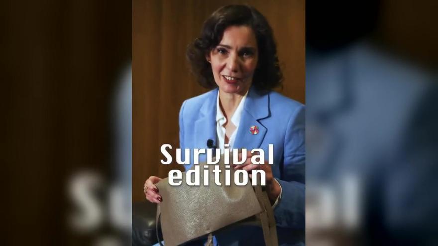 La comisaria europea Hajda Lahbib muestra con humor el kit de supervivencia que esconde en su bolso
